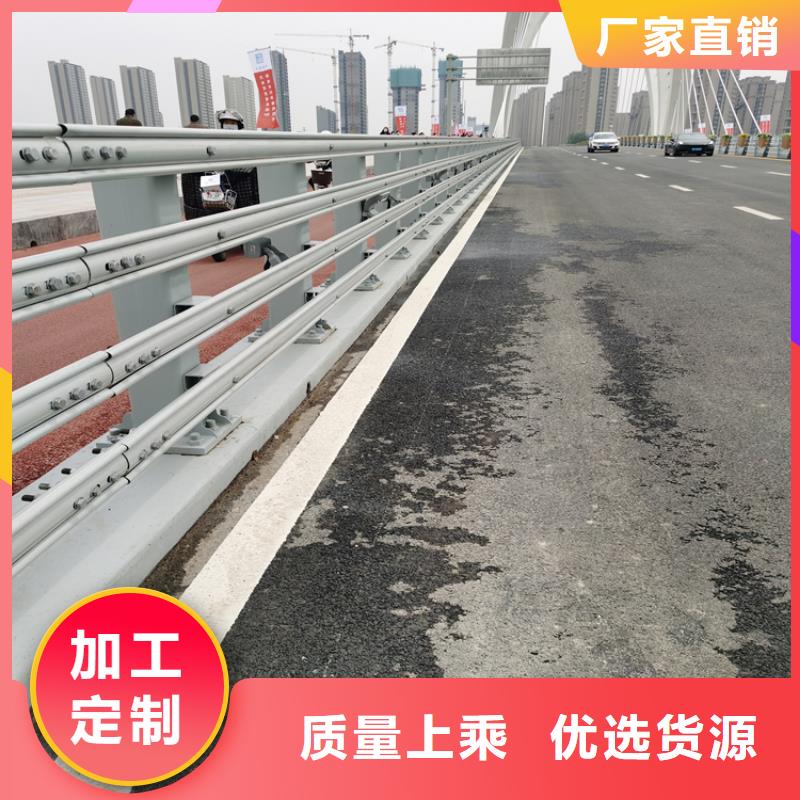 公路中央隔离带护栏性能良好