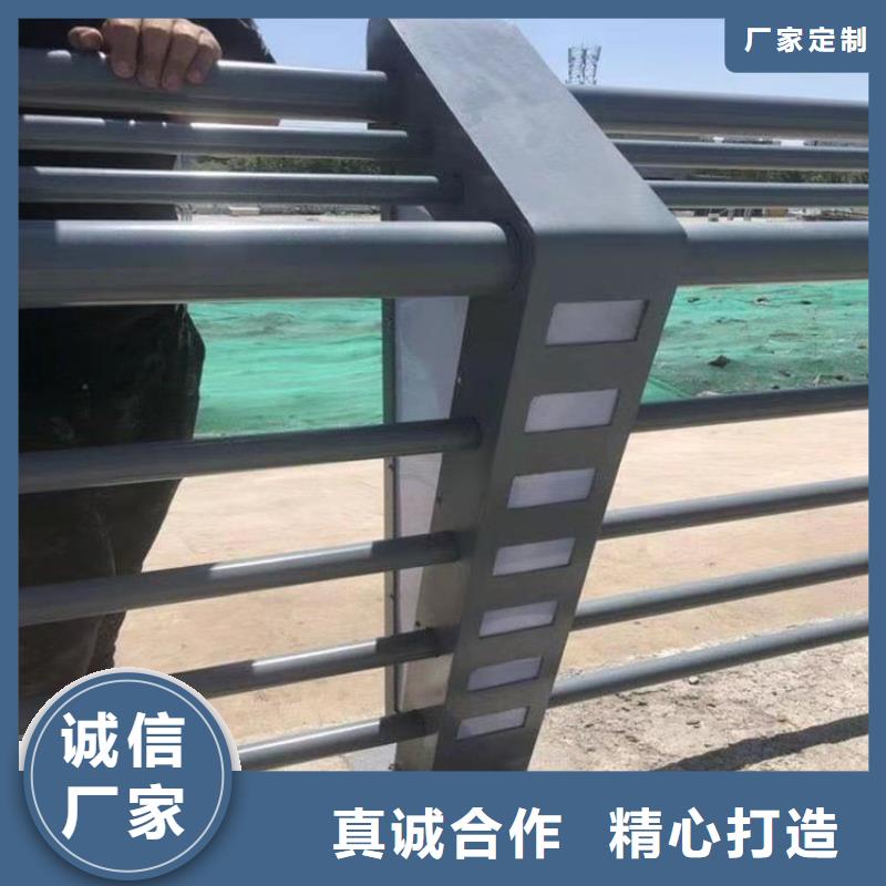 蓝色钢板穿孔桥梁护栏展鸿护栏支持定制