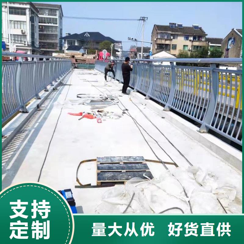 天桥公路两侧隔离栏杆安装现场图